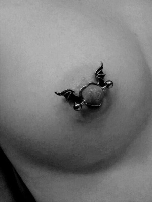  Piercing téton avec un bouclier ailes de chauve-souris