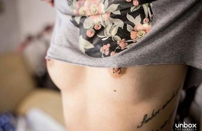  Piercings tétons sur les deux seins et avec des fer à cheval 