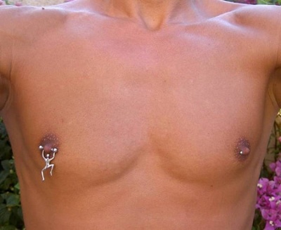  Piercing téton avec un homme grimpeur sur homme 