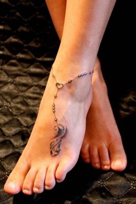 Tatouage chaine de cheville avec une plume 