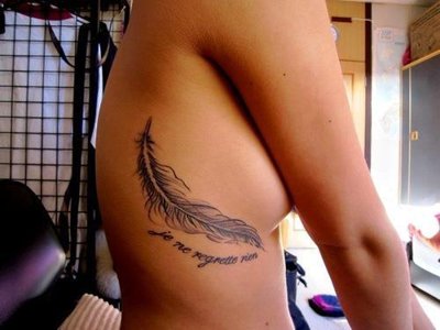  Tatouage plume sous la poitrine 