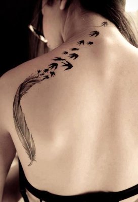  Tatouage plume plume et oiseaux sur l’omoplate 