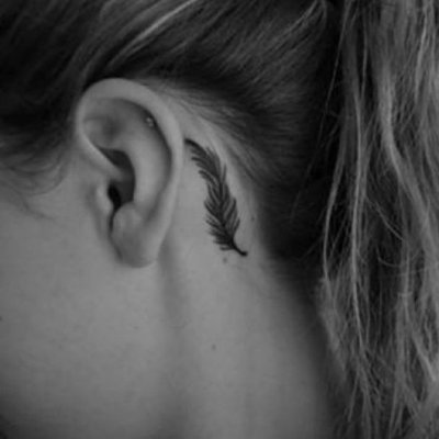  Tatouage plume plume derrière l’oreille