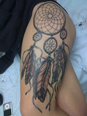  Tatouage plume attrape rêve avec trois plumes sur la cuisse 