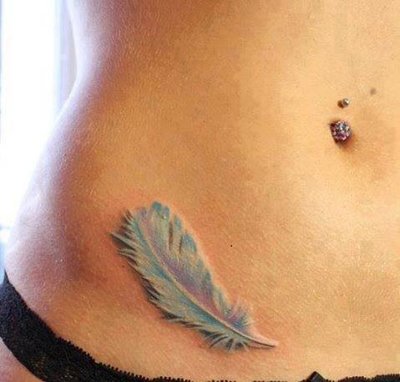 Tatouage plume colorée et en relief sur la hanche 