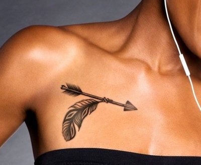  Tatouage plume et flèche au dessus de la poitrine 