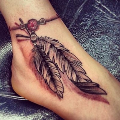  Tatouage de deux plumes sur la cheville 