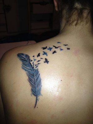  Tatouage plume et hirondelles sur l’omoplate 