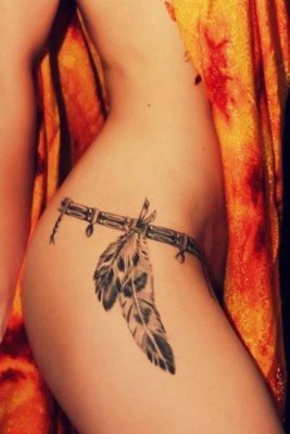  Tatouage plume sexy sur la hanche 