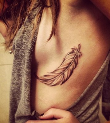  Tatouage plume sur le coté de la poitrine 