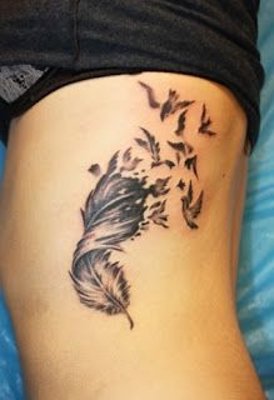  Tatouage plume et hirondelles sur les côtes B