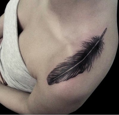  Tatouage plume sur l’épaule