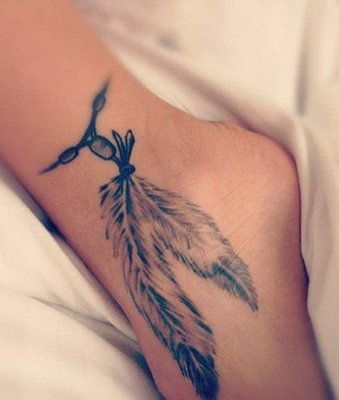  Tatouage de deux plumes sur la cheville 