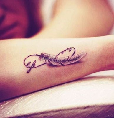  Tatouage plume dans le signe infini 