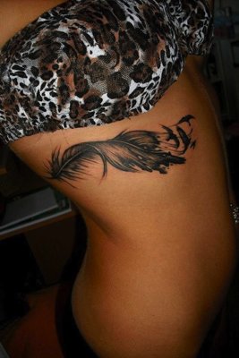  Tatouage plume sous la poitrine 