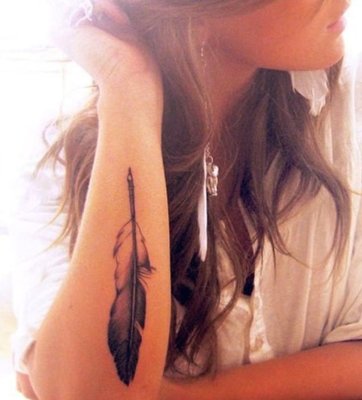  Tatouage plume sur l’avant bras 
