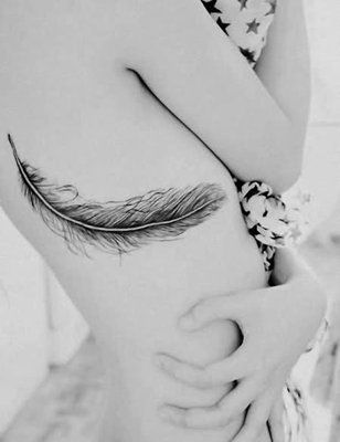  Tatouage plume sur le haut des côtes 