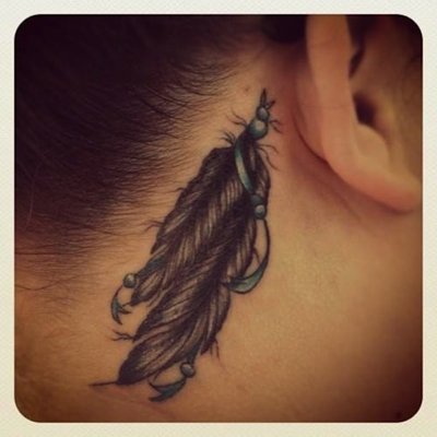  Tatouage de deux plumes derrière l’oreille 