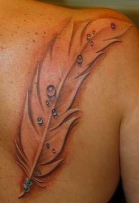  Tatouage plume d’une grande plume sur le coté du dos 