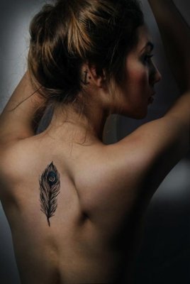  Tatouage plume au milieu du dos 