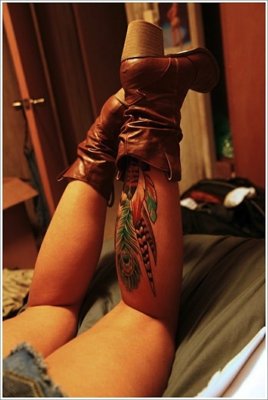  Tatouage plume sur le mollet 