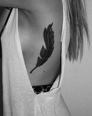  Tatouage plume sur le coté de la poitrine 