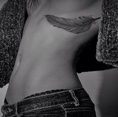  Tatouage plume sous la poitrine 