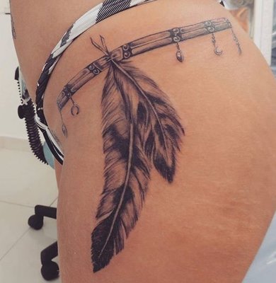  Tatouage de deux plumes sur la hanche 