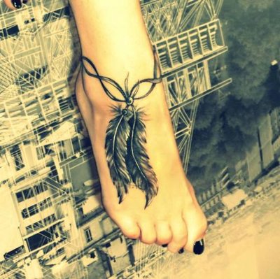  Tatouage plume sur la cheville 