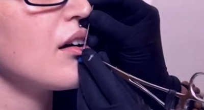 Faire un piercing labret vertical