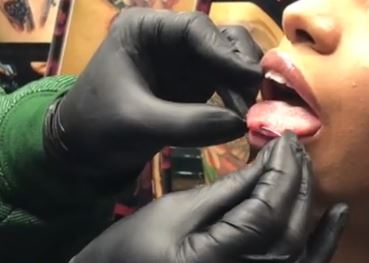 Faire un piercing snake-eyes