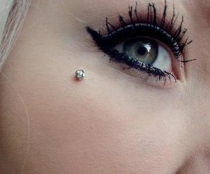Piercing anti-arcade avec un microdermal