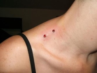 le piercing du cou ou morsure de vampire