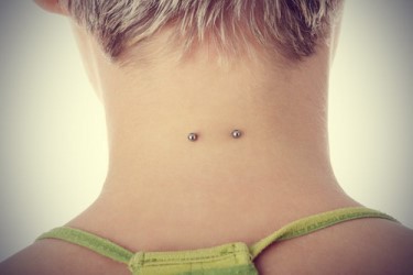 le piercing surface nuque
