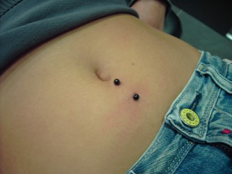 le piercing ventre ou nombril de surface