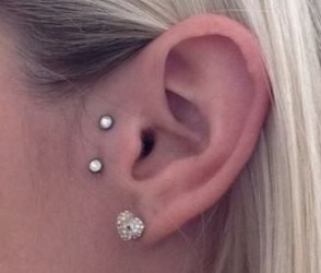 le piercing surface tragus vertical