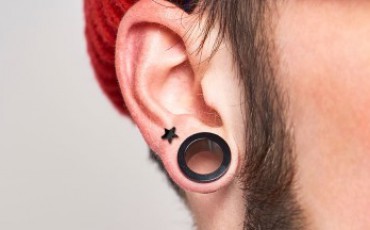 Elargir son lobe d'oreille avec un écarteur
