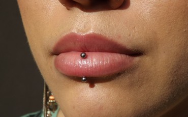 Le piercing labret vertical et le piercing ashley