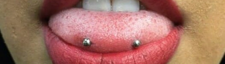 Le piercing snake-eyes ou langue horizontal