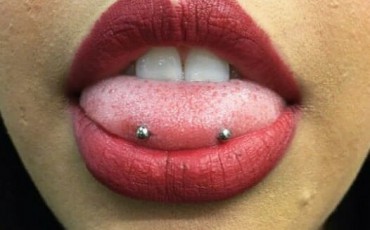 Le piercing snake-eyes ou langue horizontal